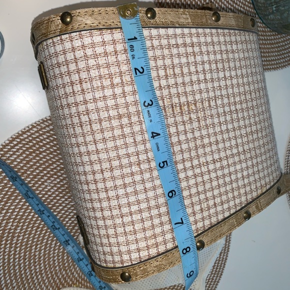 Vintage antique hard shell bag w/ strap . Velvet lining brass closure + gloves - Picture 8 of 9